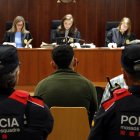 L'acusat, custodiat pels Mossos d'Esquadra, durant el judici a l'Audiència de Lleida.