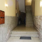 Un portal amb esglaons, sense ascensor i amb bústies molt altes per a una persona en cadira de rodes. - AMADO FORROLLA