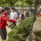 Ofrena floral ahir durant l’homenatge al passeig del Terrall de les Borges Blanques. - JORDI ECHEVARRIA