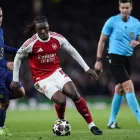 Eze, de l’Arsenal, controla la bimba davant la tímida pressió de Griezmann. - EUROPA PRESS