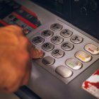 Un cajero en una entidad bancaria.