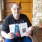 Àngel Fabregat, amb dos de les seues obres publicades. - LAIA PEDRÓS