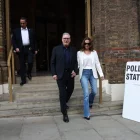 El primer ministre britànic, Keir Starmer, acudint a votar amb la seua dona. - EFE