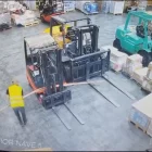 Un dels arrestats robant metall fent-se passar per un treballador.