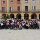 Veïns, usuaris de l’entitat i autoritats, a l’exposició ubicada a la plaça de l’Ajuntament. - J.GÓMEZ