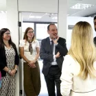 El conseller va visitar l’edifici judicial acompanyat, entre d’altres, per l’alcaldessa, Lorena González. - ACN