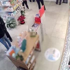 Un moment de la detenció d’un dels sospitosos en una de les farmàcies afectades. - GUÀRDIA CIVIL