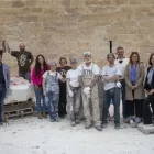 Els cinc artistes, amb els organitzadors i les autoritats ahir en la inauguració oficial. - LAIA PEDRÓS