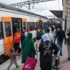 Passatgers pugen ahir a un tren de Rodalies a l’estació de Cervera. - JORDI BONILLA