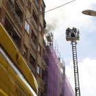 Un moment de l'actuació dels bombers per apagar l'incendi