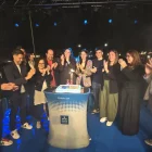 Moment en què l’equip de Lleida Televisió va bufar les espelmes del seu 25 aniversari en un pastís del Gremi de Forners. - JORDI ECHEVARRIA