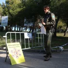 Agents rurals senyalitzant la zona de risc de la PPA. - ACN