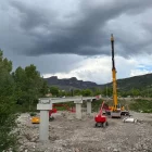 Instal·len la passarel·la per a vianants sobre el Flamisell a la Pobla de Segur - AJUNTAMENT DE LA POBLA DE SEGUR