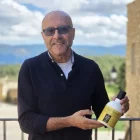 Òscar Balsells mostra el nou oli del Sindicat de Tarrés. - SINDICAT DE TARRÉS