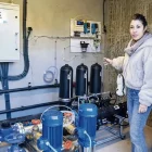 L’alcaldessa d’Almatret, Jennifer Nadal, a la presa d’aigua local. - PAU PASCUAL PRAT
