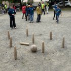 Alumnes de centres de la comarca participant al torneig de bitlles pallareses