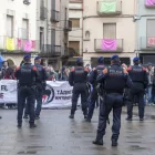 Ampli dispositiu policial coincidint amb la inauguració del local del partit a Tàrrega. - LAIA PEDRÓS