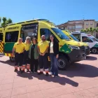Sílvia Romero, al centre, amb els responsables del SEM que van presentar les noves ambulàncies. - A. BATLLE