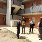 Imatge d’arxiu de diversos inquilins de l’edifici fa uns mesos al pati de l’immoble. - JOAN GÓMEZ