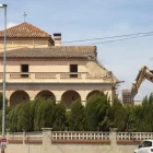Una grua ha iniciat aquest setmana la demolició del xalet. - LAIA PEDRÓS