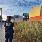 La guàrdia municipal de Ponts, revisant alguna de les parcel·les urbanes amb vegetació. - A.P