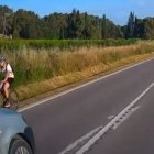 Avançament temerari en línia contínua i amb un ciclista de cara a Artesa de Lleida / Vídeo cedit