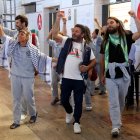 Els participants catalans de la Flotilla arribant a la T2 de l'aeroport del Prat.