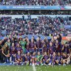 Las jugadoras del Barcelona posan con el trofeo, al término del partido de la final de la Liga de Campeones que FC Barcelona y Olympique de Lyon han disputado en el estadio Ullevaal de Oslo.