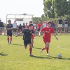 Un jugador del Verdú i un de l’Olímpic pugnen per una pilota. - JORDI BONILLA