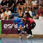 Carla Fontdeglòria controla la bola davant d’Ángela Fernández.