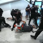 Moment en el qual agents de l’Ertzaintza detenen diversos activistes a l’aeroport de Bilbao. - H.BILBAO / EUROPA PRESS