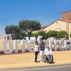 L’alcalde, Jordi Latorre, en una de les rotondes on s’han col·locat les grans lletres. - A.F.