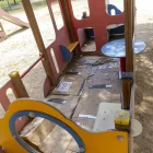 Jocs infantils del parc ‘okupats’ amb cartrons. - JORDI ECHEVARRIA