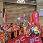 Una vintena de treballadors es van concentrar ahir a l’Eix Comercial. - UGT