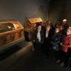 Visitants al Museu de Lleida el desembre del 2017 davant de les caixes sepulcrals de Sixena. - LLEONARD DELSHAMS