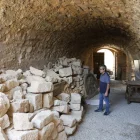 Carreus per a la reconstrucció. Les fases que s’han portat a terme en les intervencions de consolidació han finalitzat i es conserven un gran nombre de pedres o carreus que es reutilitzaran en pròximes obres de reconstrucció. Les pedres estan en bon estat malgrat la seua antiguitat, ja que els treballs previs es van fer amb la màxima precaució per conservar-les i poder reutilitzar-les. L’interior de la fortalesa està totalment consolidat amb bigues de ciment i ferro per subjectar les parets i sostres. - JORDI ECHEVARRIA