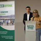 L'alcaldessa d'Aitona, Rosa Pujol, i el primer secretari del PSC a Lleida, Òscar Ordeig, durant la presentació d'un pacte polític al municipi.