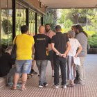 Els sindicats durant un recés de la reunió