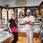 Tanca l’emblemàtica Pastisseria i Bomboneria Agustí al cap de 54 anys - JORDI BONILLA