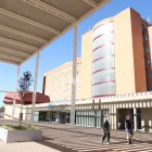 Accés principal a l’hospital Arnau de Vilanova. - SEGRE