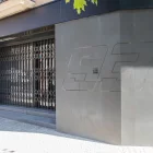 Façana de l’entrada de la botiga dels Márquez tancada permanentment. - JORDI BONILLA