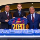 Anthony Gordon, entre Rafa Yuste i Joan Laporta, ahir durant la seua presentació. - FC BARCELONA