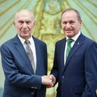 Jaume i Ramon Alsina, donant-se la mà. - BONÀREA CORPORACIÓ