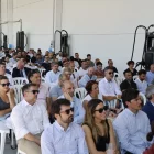Assistents a la inauguració amb carregadors darrere. - AMADO FORROLLA
