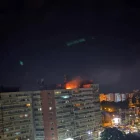 Flames a l’edifici on va impactar el dron rus a la ciutat romanesa de Galati. - EFE/ MINISTERI DE DEFENSA DE ROMANIA