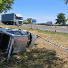 Imatge del cotxe bolcat i abandonat a l’A-2 a Bell-lloc.