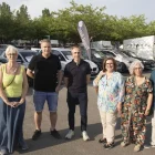 Les autoritats locals van saludar ahir a la tarda els expositors i van provar alguns vehicles. - LAIA PEDRÓS