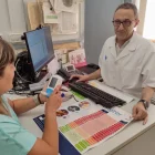 Un metge atén una pacient de tabaquisme en un CAP. - ICS
