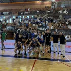L’equip del Pla d’Urgell, celebrant la victòria amb seguidors a la grada. - CB MOLLERUSSA