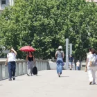 Aquests dies és freqüent veure persones amb paraigua per protegir-se del sol. - AMADO FORROLLA